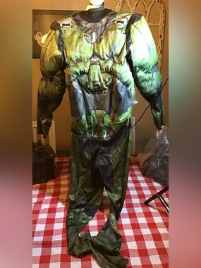 Halo boys costume w/helmet size large 10/12 -NEW
